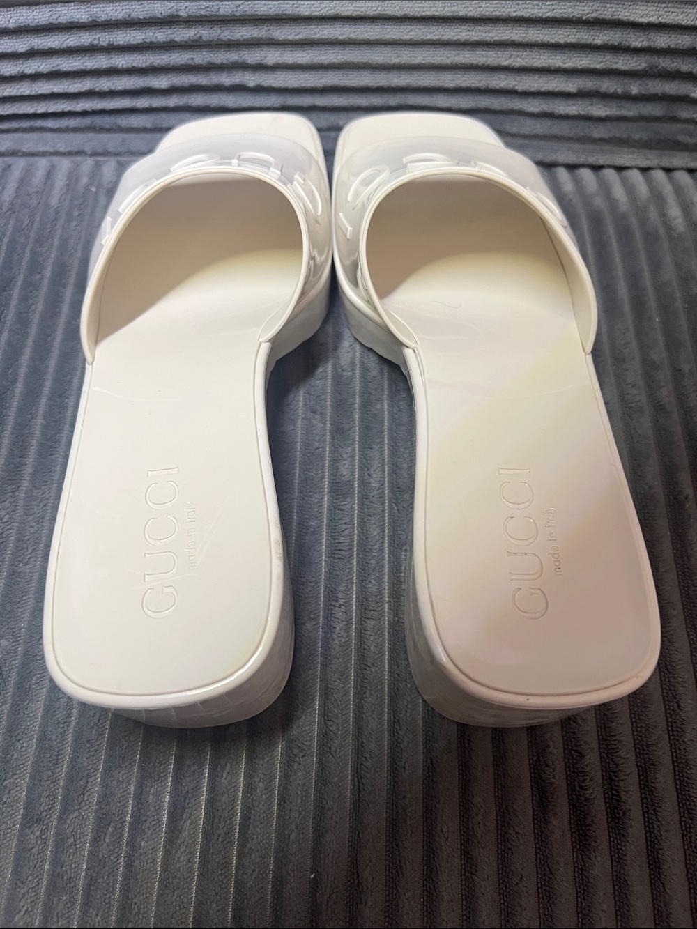 Gucci Women’s Rubber Slide Mystic White Sandals - Picture 5 of 9